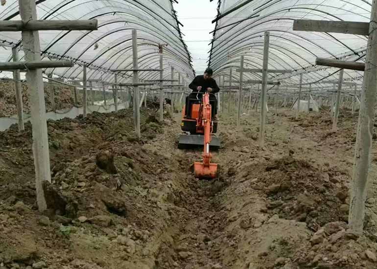 小型挖掘机的百变应用---农业温室大棚