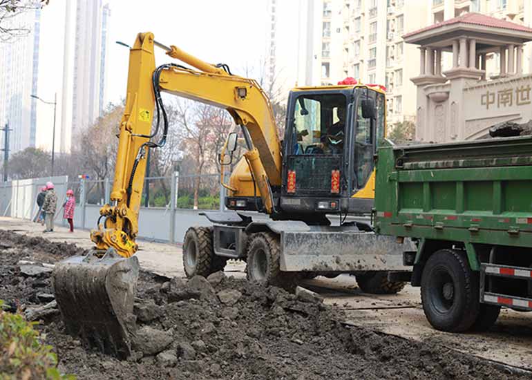 小型挖掘机的百变应用---市政工程建设